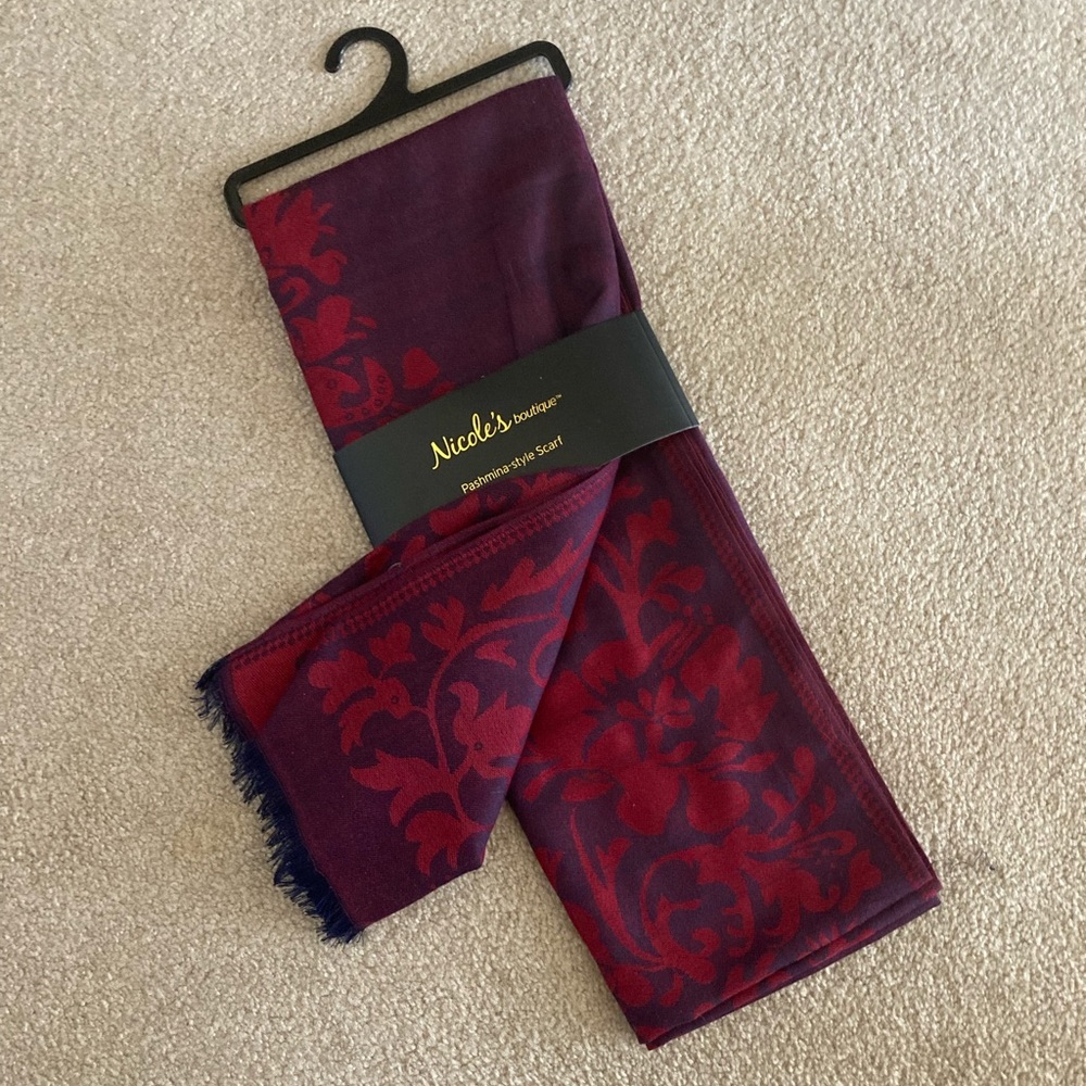 Nicole’s Boutique
Pashmina-style Scarf